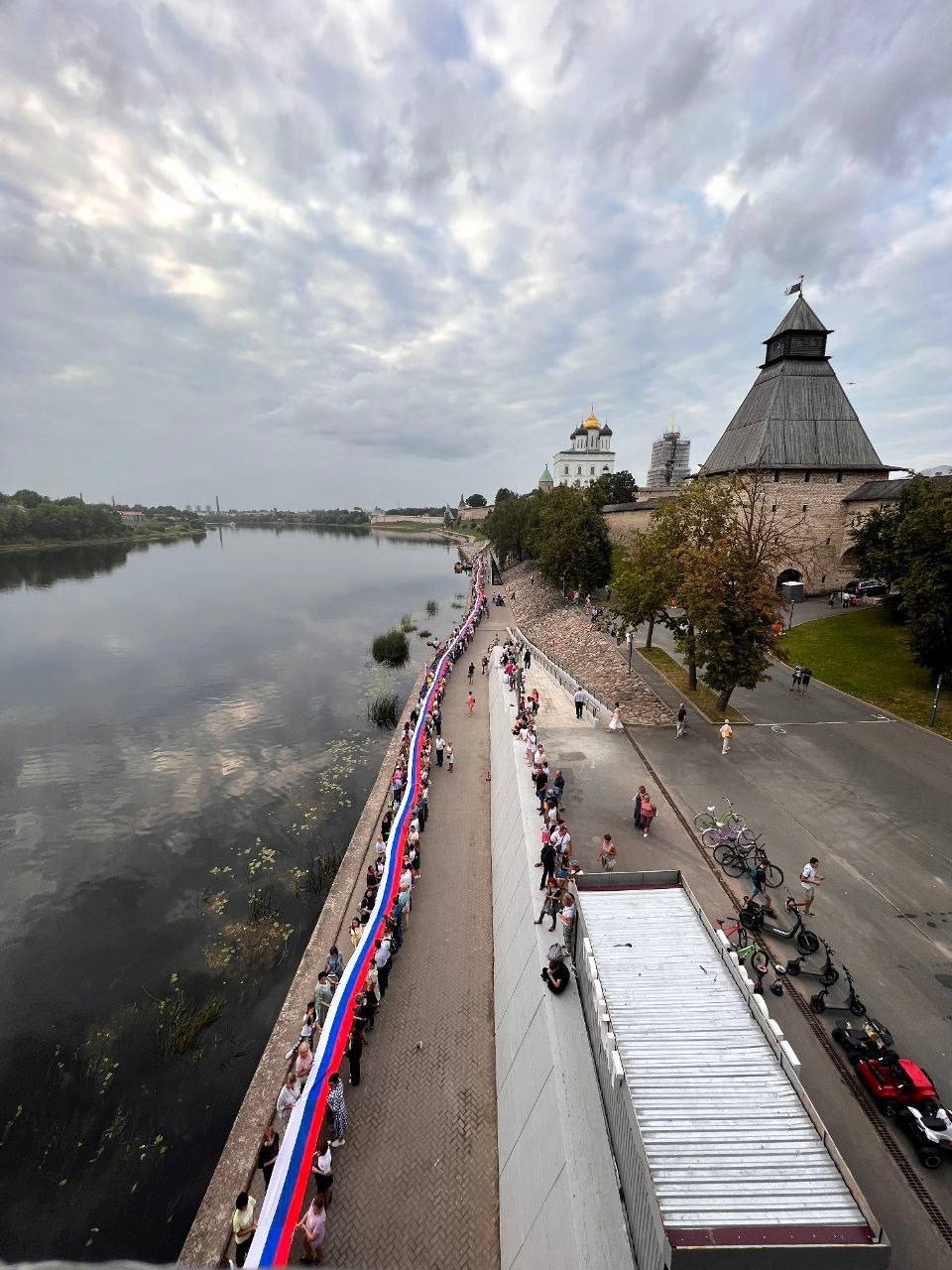 22 августа в Пскове планируют побить городской рекорд по самому длинному российскому флагу 