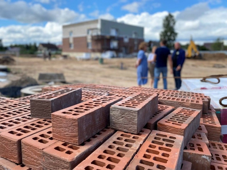 Строительство домов для сирот в Пскове завершено на 80%