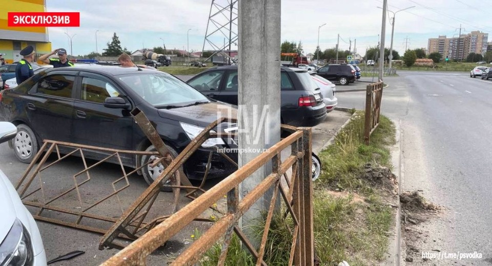 Неадекватный водитель повредил два автомобиля и протаранил забор в Пскове 