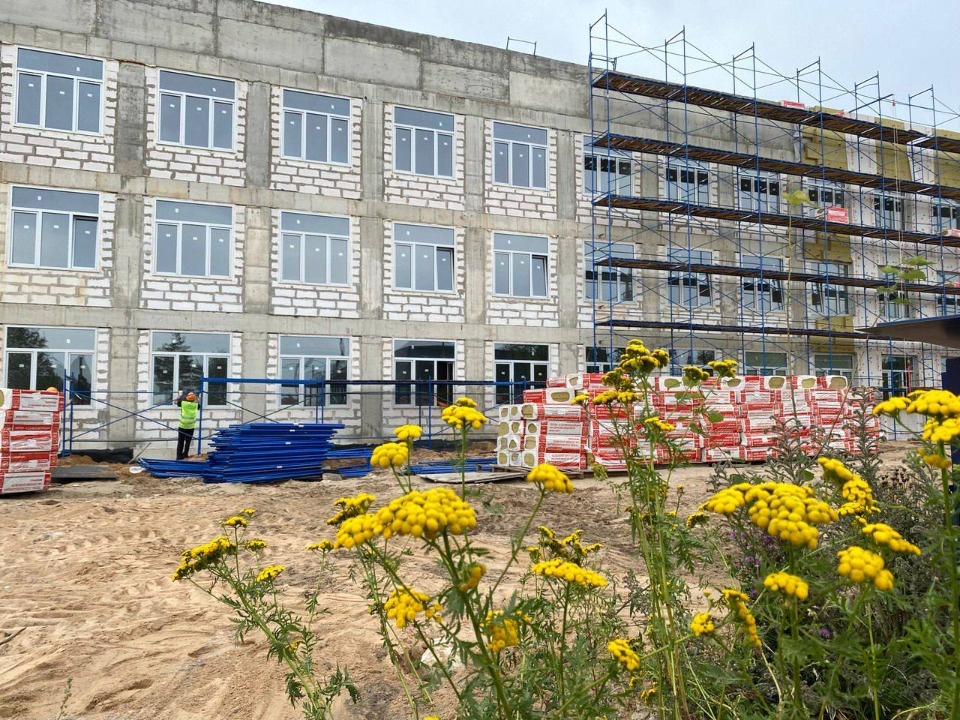 Подрядчика, строящего школу в Пскове, оштрафовали за отставание от графика