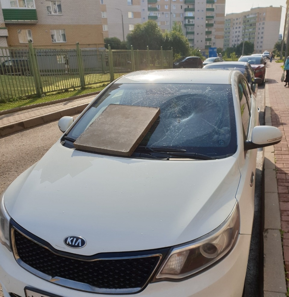 Десяток машин повредили ночью на Никольской и Владимирской в Пскове