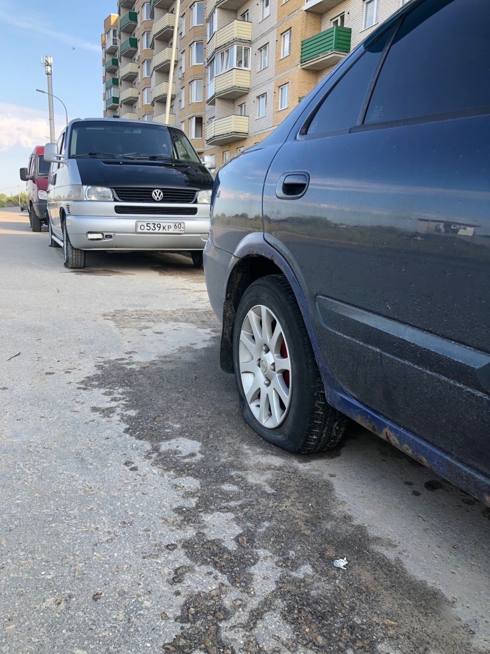 Десяток машин повредили ночью на Никольской и Владимирской в Пскове