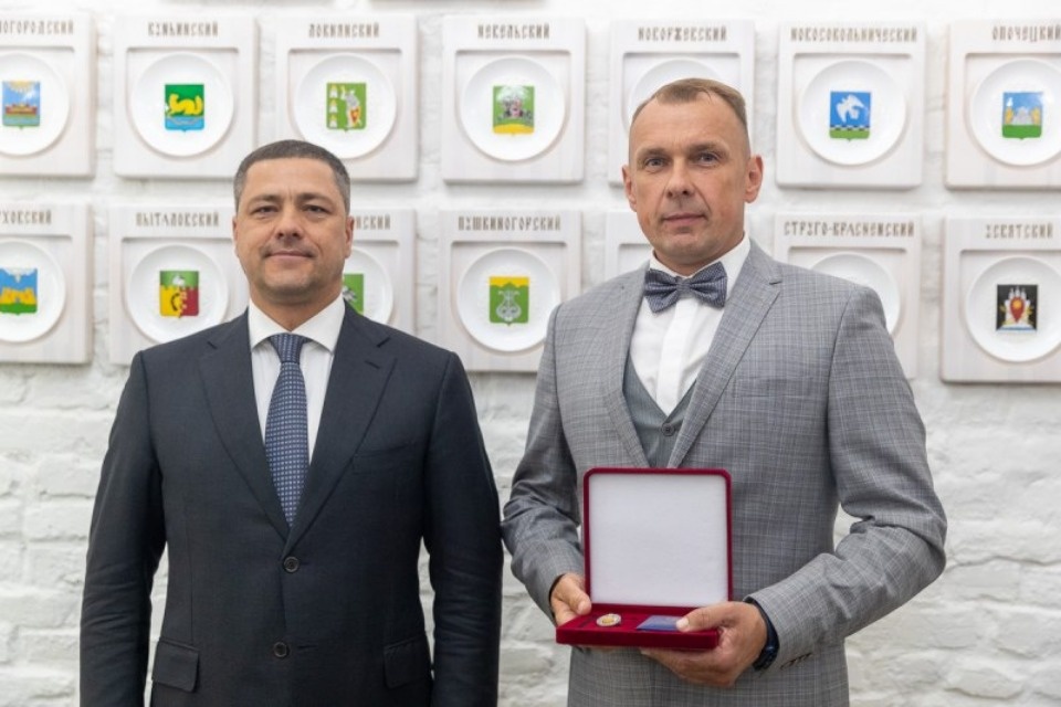Два псковича награждены нагрудным знаком «Заслуженный строитель Псковской области»