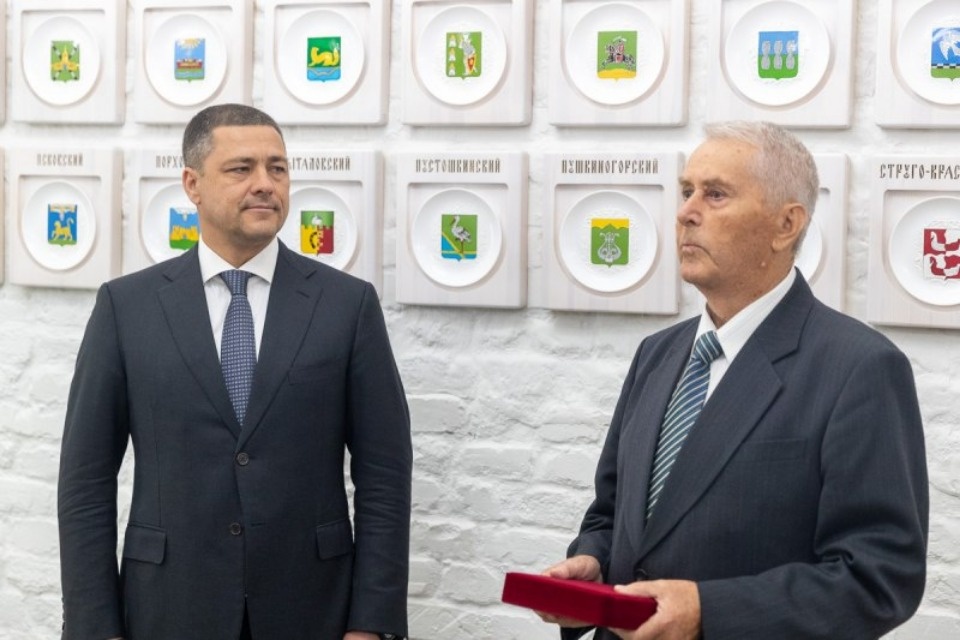 Два псковича награждены нагрудным знаком «Заслуженный строитель Псковской области»