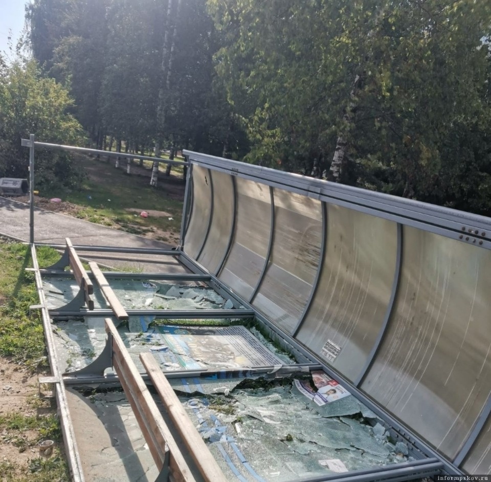 В Пскове неизвестные разбили остановочный комплекс на улице Коммунальной