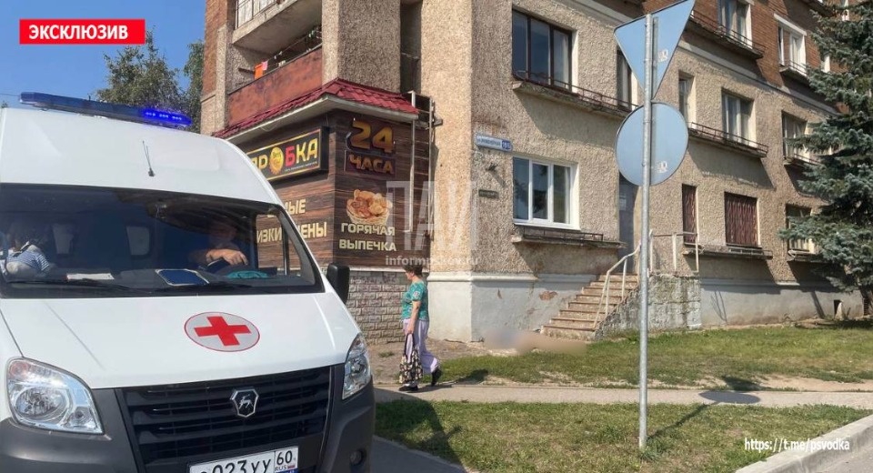 Женщина выпала из окна и разбилась насмерть в Пскове 