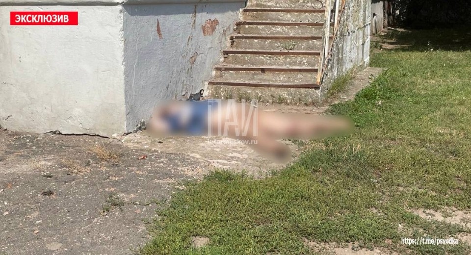 Женщина выпала из окна и разбилась насмерть в Пскове 