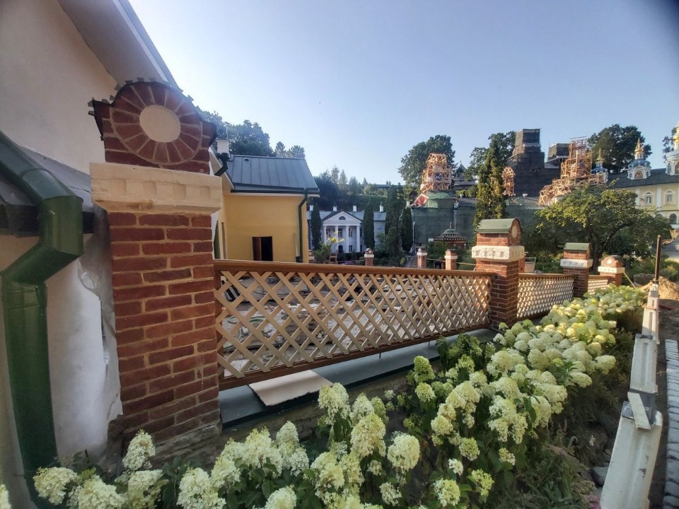 Завершается реставрация Лазаревской церкви Псково-Печерского монастыря 