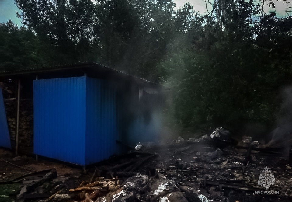 Баня сгорела в Псковском районе из-за попадания грозового разряда Баня сгорела в Псковском районе из-за попадания грозового разряда