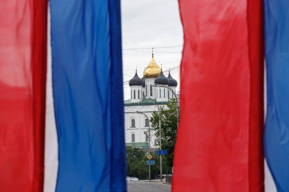 Глава Пскова поздравил горожан с Днем государственного флага России Глава Пскова поздравил горожан с Днем государственного флага России