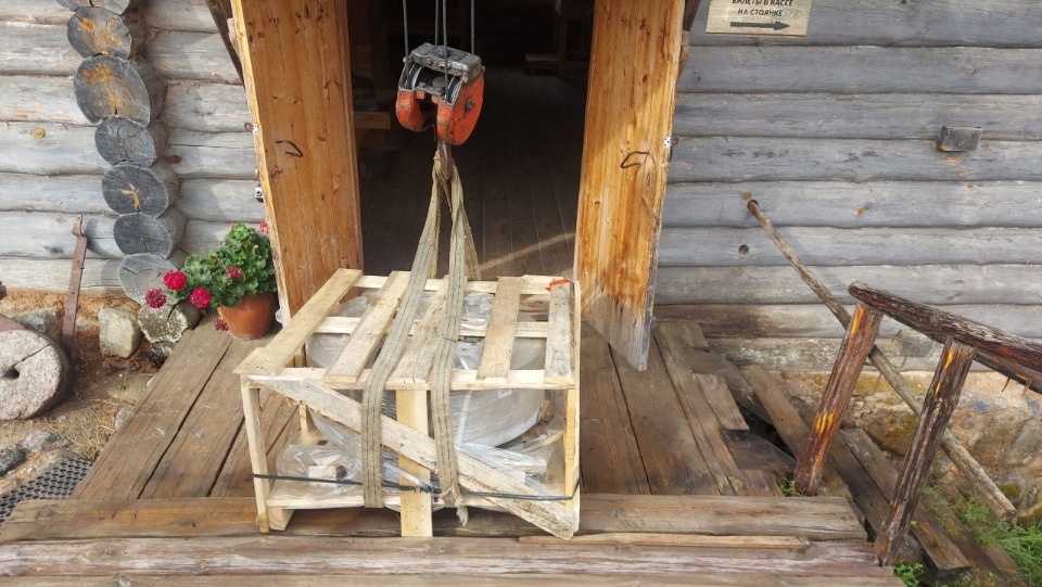 Новые жернова для музея-мельницы доставили в пушкиногорскую деревню Бугрово Новые жернова для музея-мельницы доставили в пушкиногорскую деревню Бугрово