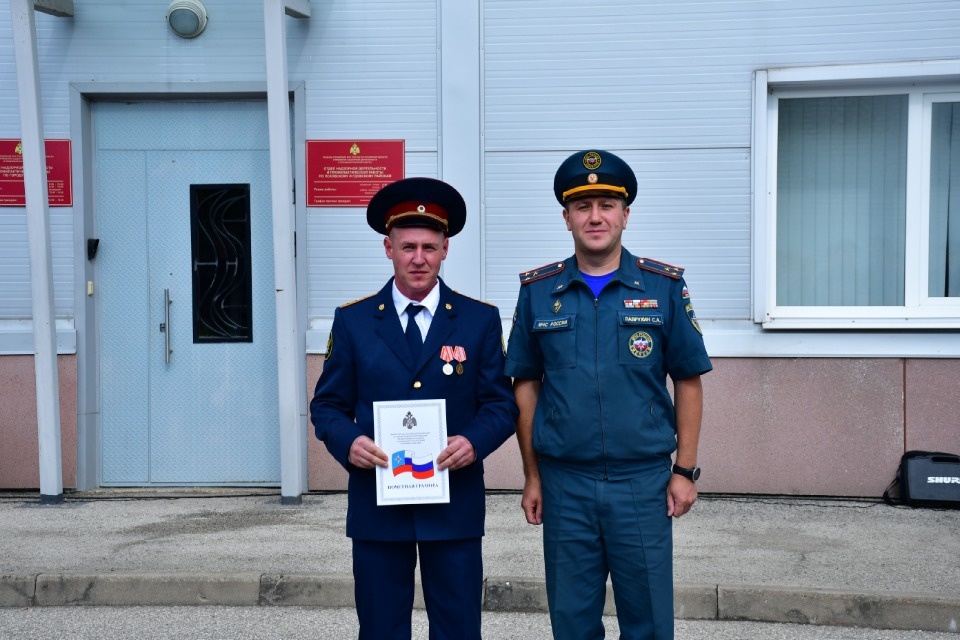 Спасшего людей на пожаре инспектора псковского УФСИН отметили Почетной грамотой МЧС России Спасшего людей на пожаре инспектора псковского УФСИН отметили Почетной грамотой МЧС России