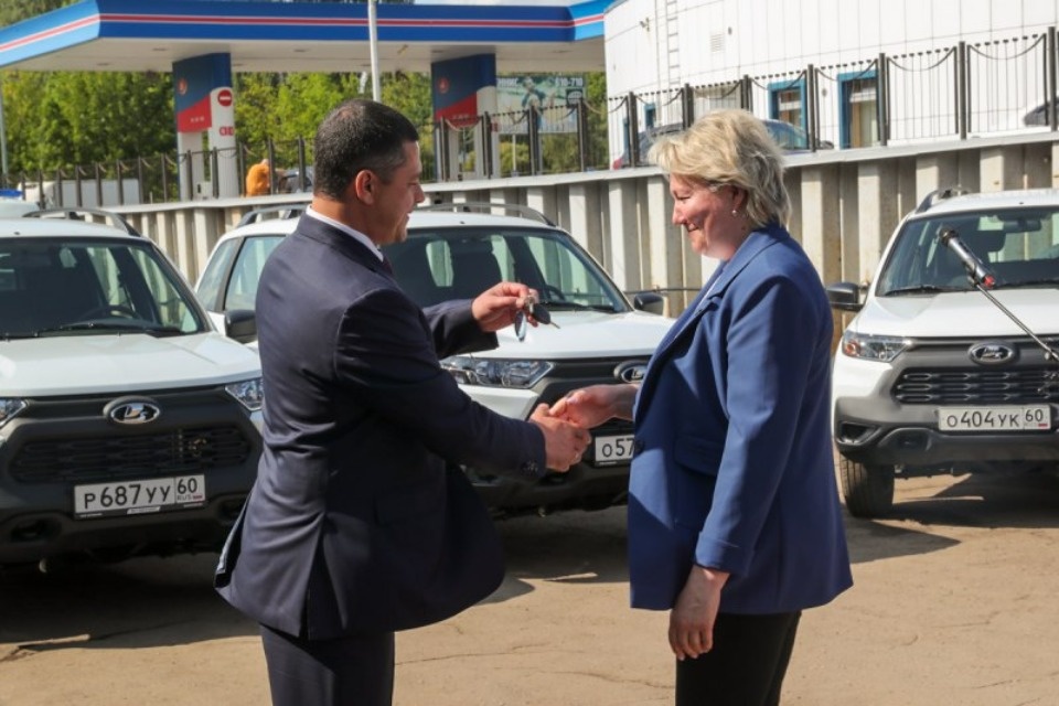 Ключи от спецтранспорта вручили главным врачам медучреждений Псковской области