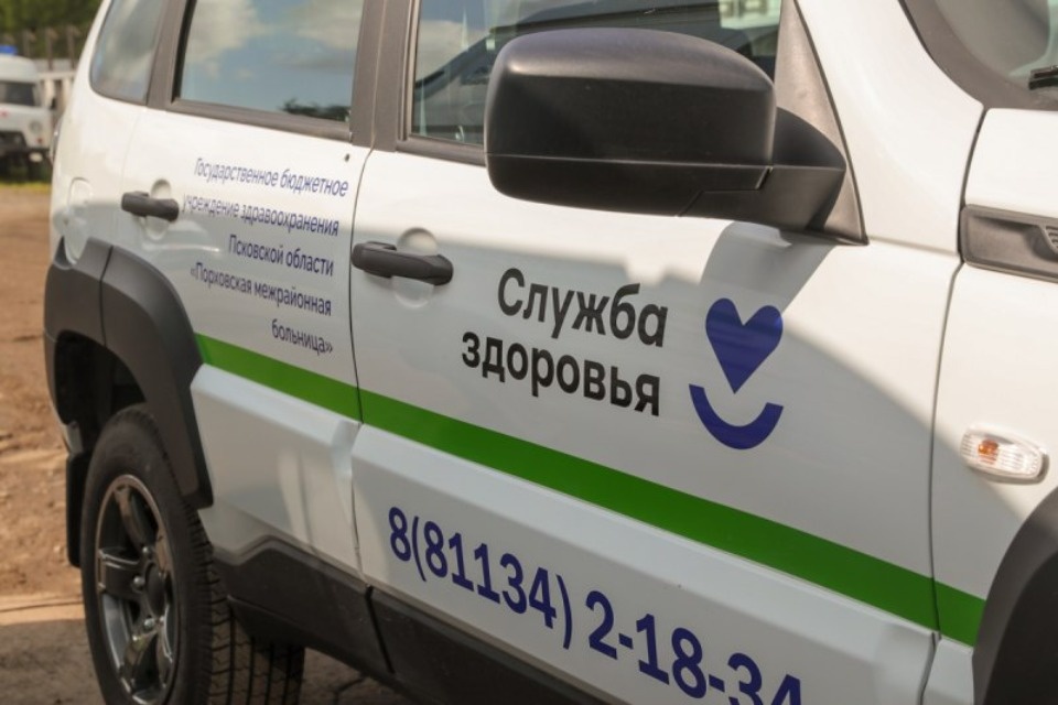 Ключи от спецтранспорта вручили главным врачам медучреждений Псковской области