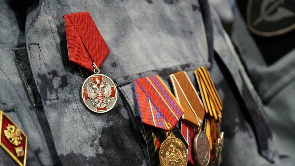 Участвовавшим в СВО псковским росгвардейцам вручили государственные награды