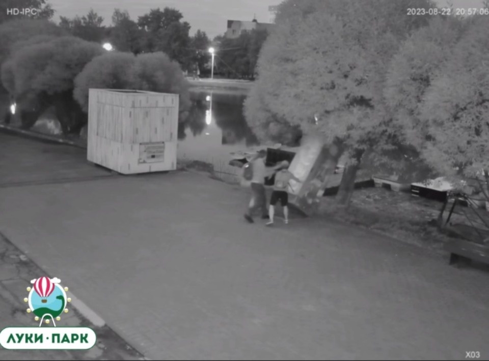 Вандалы опрокинули холодильник в парке в Великих Луках