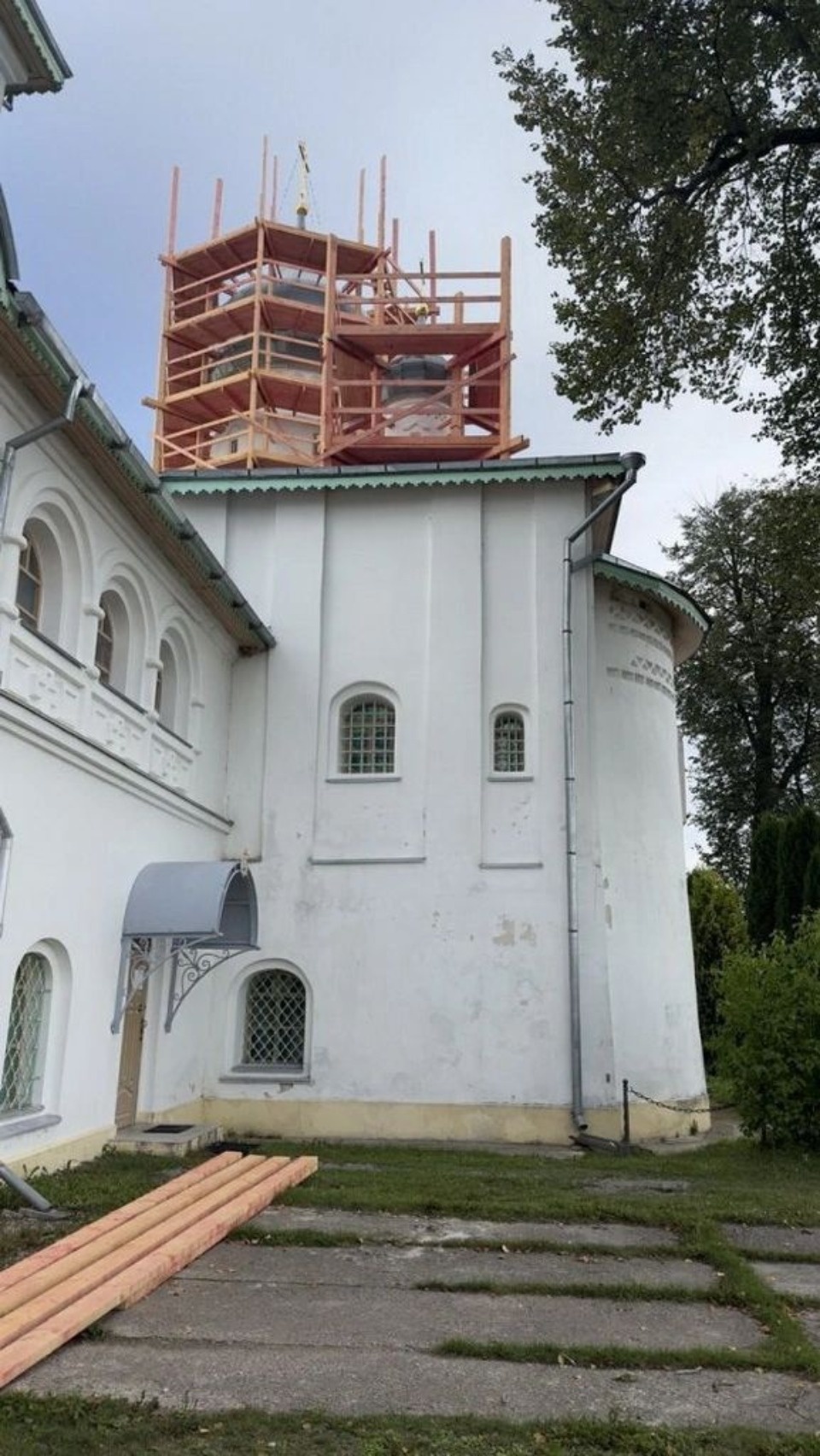 На храмах Иоанно-Богословского Савво-Крыпецкого монастыря в Псковском районе заменяют аварийную кровлю На храмах Иоанно-Богословского Савво-Крыпецкого монастыря в Псковском районе заменяют аварийную кровлю