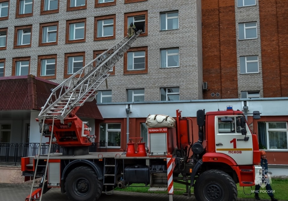 Пожарно-тактическое занятие прошло в Детской областной больнице в Пскове