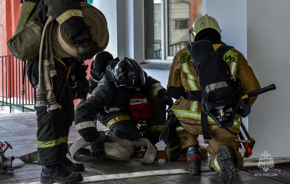 Пожарно-тактическое занятие прошло в Детской областной больнице в Пскове