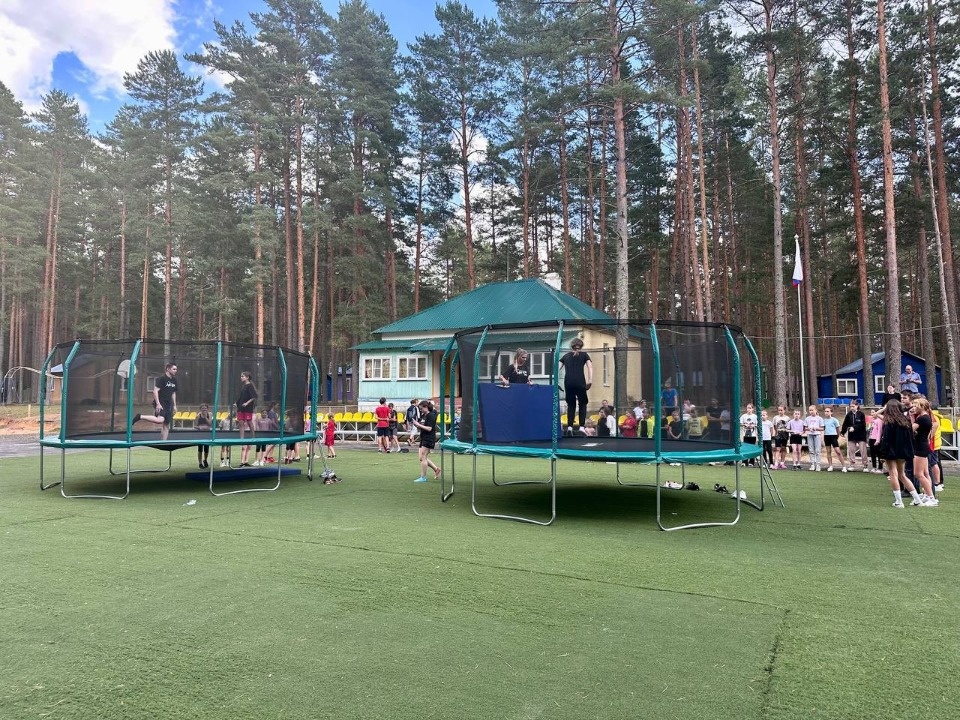 Два батута доставили в загородный лагерь в Гдовском районе Два батута доставили в загородный лагерь в Гдовском районе