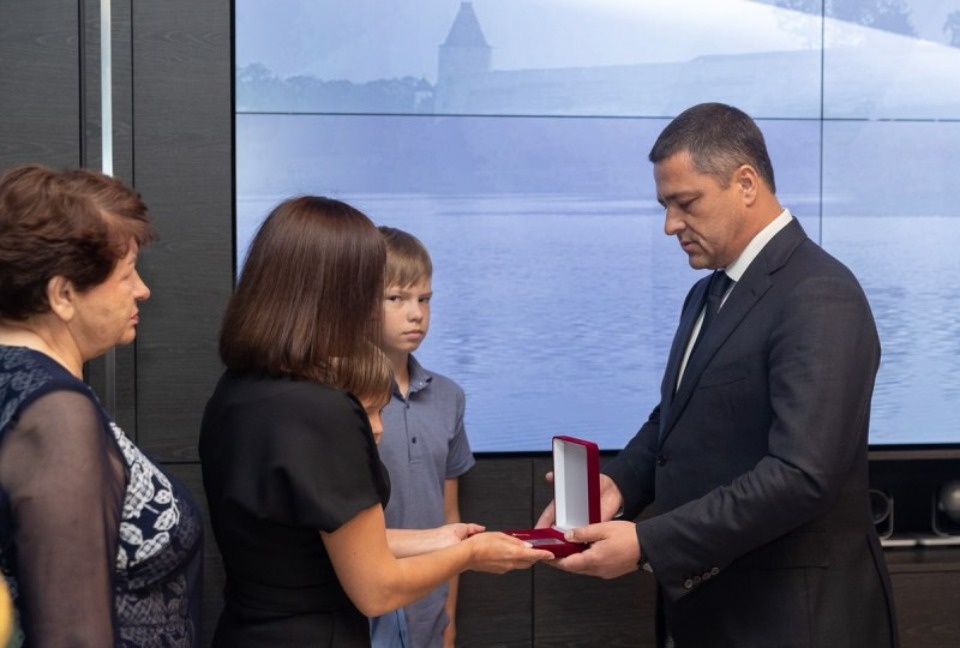 Михаил Ведерников передал «Золотую Звезду» Героя России родственникам погибшего в СВО бойца Михаил Ведерников передал «Золотую Звезду» Героя России родственникам погибшего в СВО бойца