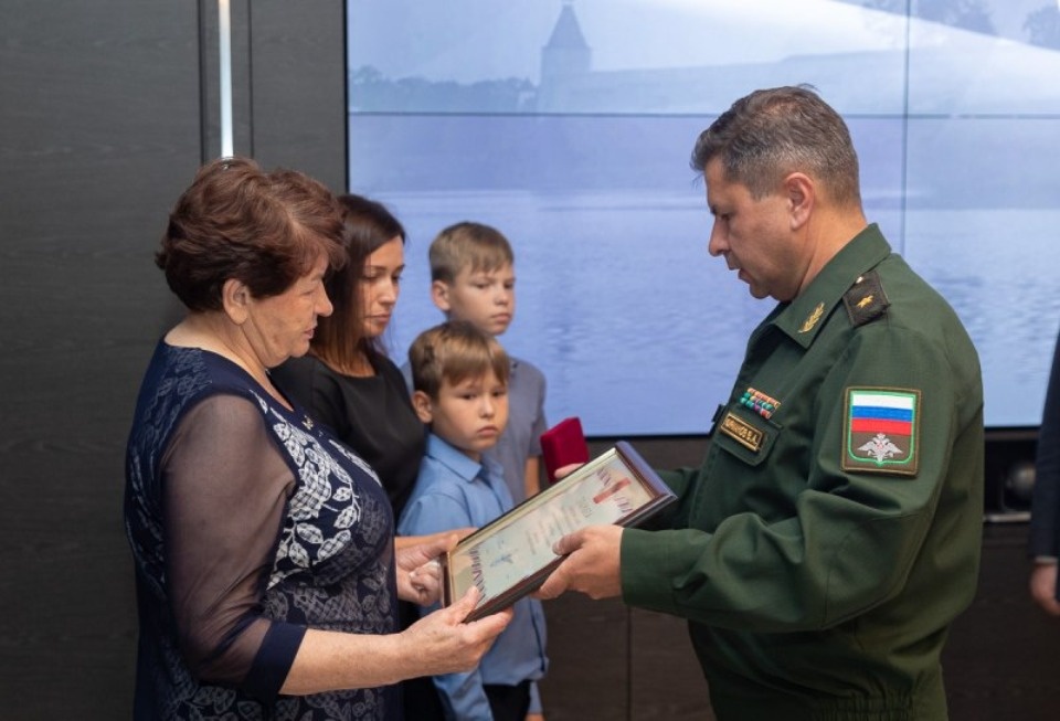 Михаил Ведерников передал «Золотую Звезду» Героя России родственникам погибшего в СВО бойца Михаил Ведерников передал «Золотую Звезду» Героя России родственникам погибшего в СВО бойца