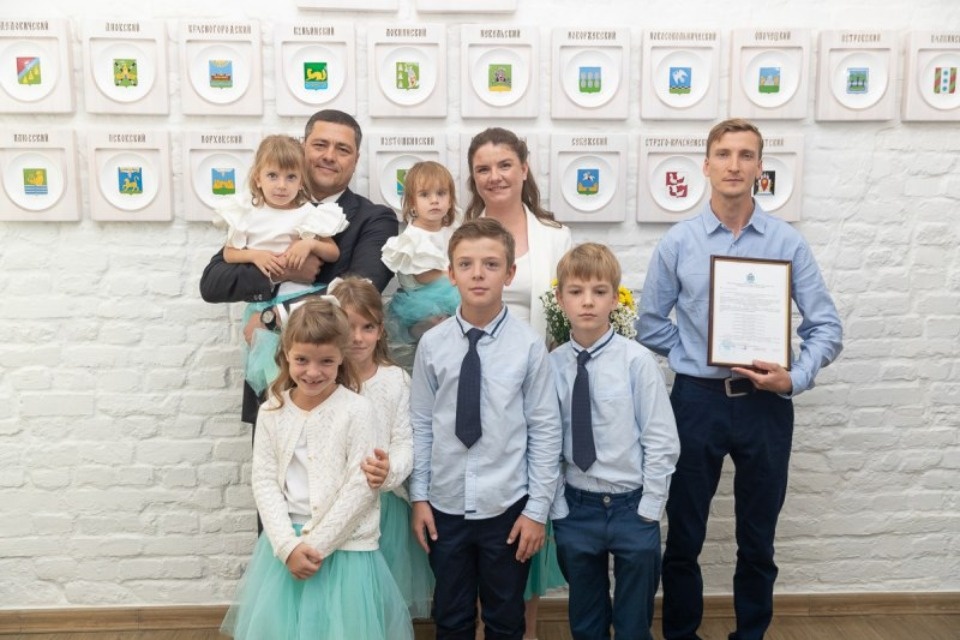 В Псковской области наградили победителей регионального конкурса «Многодетная семья года» В Псковской области наградили победителей регионального конкурса «Многодетная семья года»