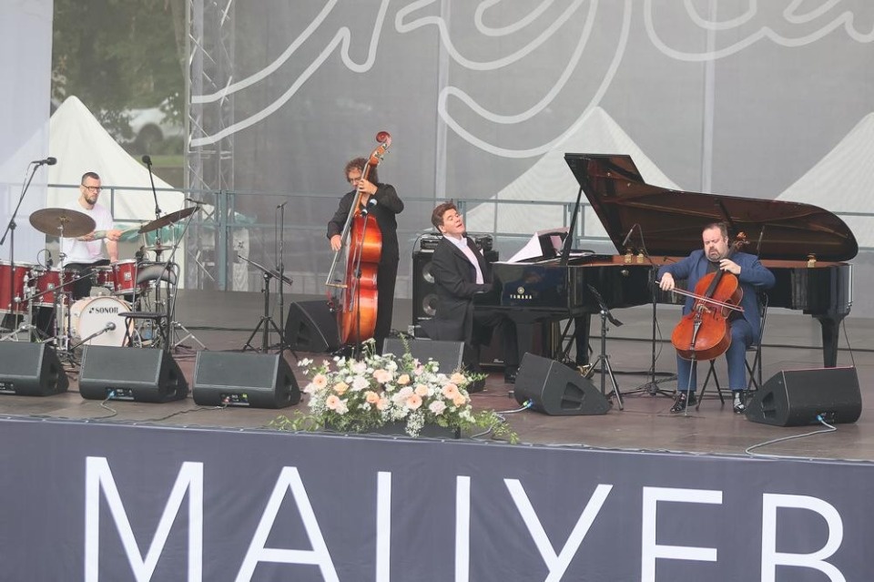 «И классика, и джаз» «И классика, и джаз»