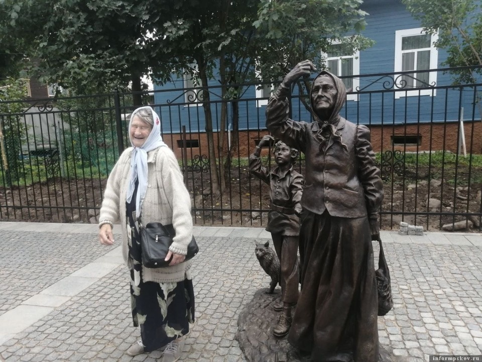 Первый в России памятник бабушке появился в Печорах