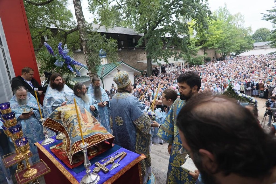 Успение Божьей Матери и 550-летие Псково-Печерского монастыря Успение Божьей Матери и 550-летие Псково-Печерского монастыря