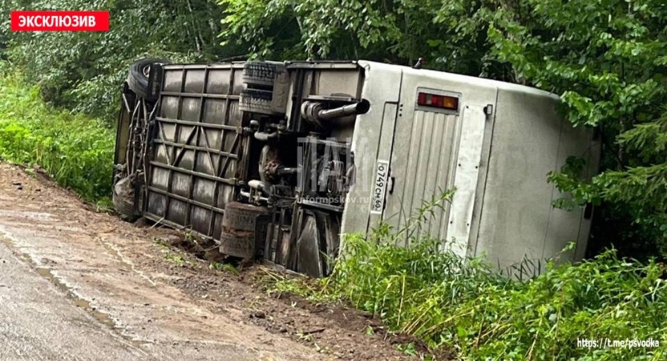 Автобус с рабочими перевернулся в Псковском районе 