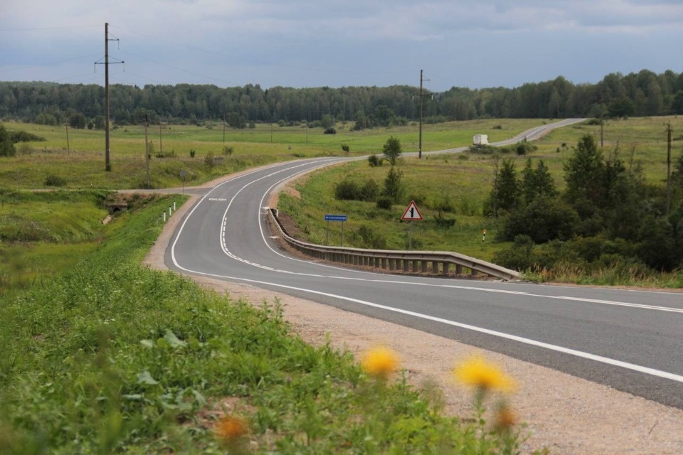 Завершен ремонт более 15 километров дороги Великие Луки – Усвяты