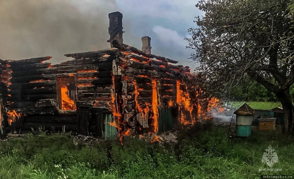  Три пожара из-за удара молнии произошло за последние сутки в Псковской области 