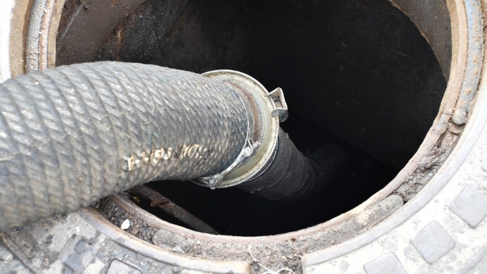 Затор из камней обнаружили в одном из коллекторов в Пскове