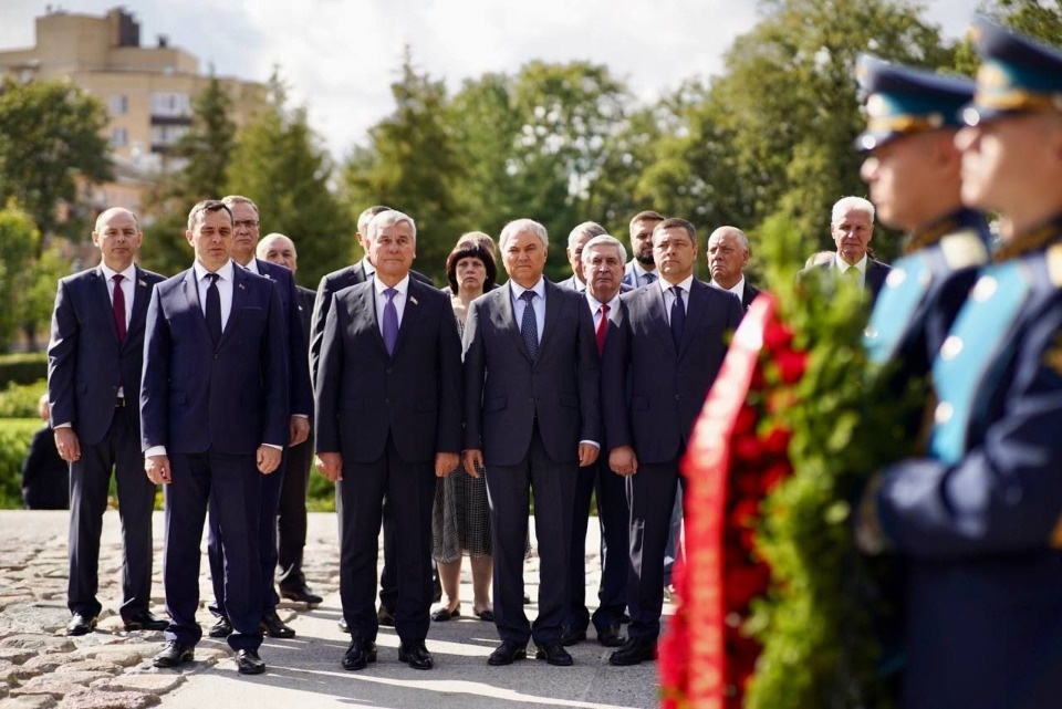 Вячеслав Володин и Владимир Андрейченко возложили цветы к Могиле неизвестного солдата в Пскове
