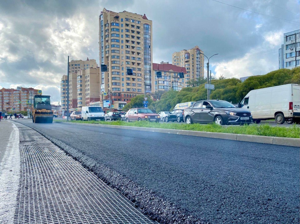 На улице Юбилейной в Пскове начали укладывать верхний слой асфальта