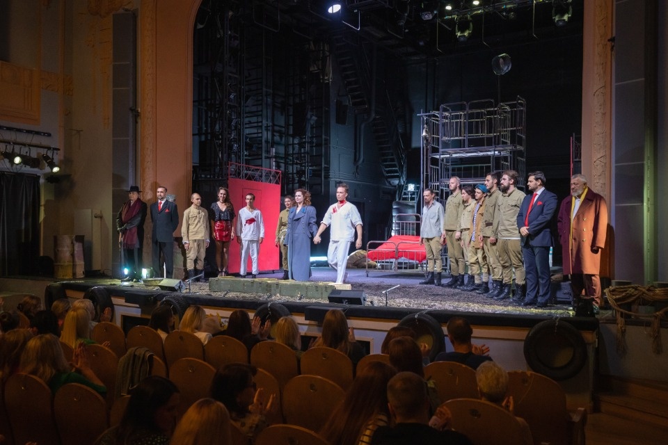 Бесплатный показ спектакля «Отелло» для семей военнослужащих прошел в Псковском драмтеатре Бесплатный показ спектакля «Отелло» для семей военнослужащих прошел в Псковском драмтеатре