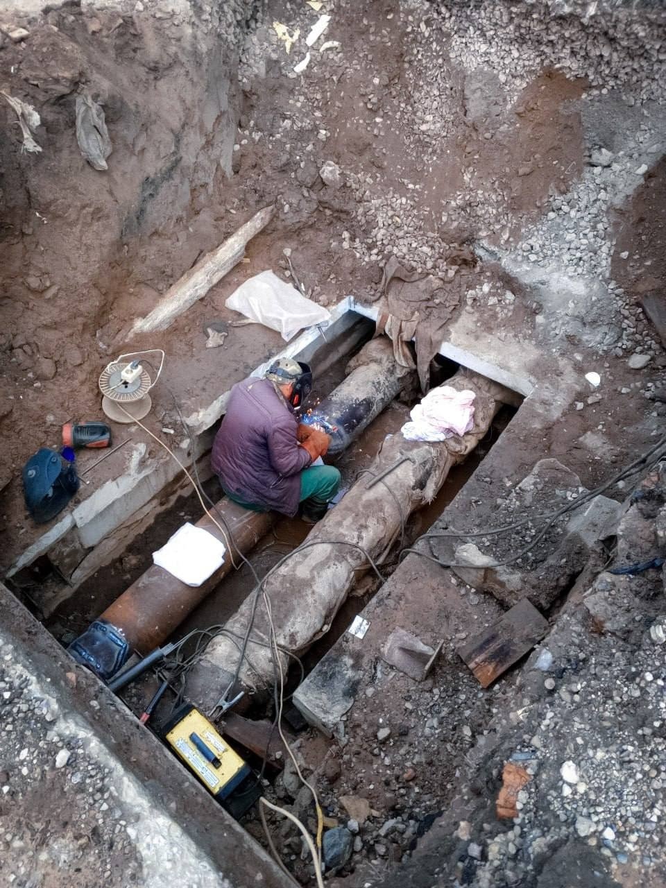 Соцучреждения и 72 жилых дома остались без горячей воды из-за утечки на трубопроводе в Пскове