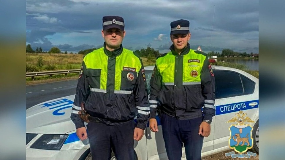 Псковские автоинспекторы помогли ребенку с аппендицитом и женщине с астмой Псковские автоинспекторы помогли ребенку с аппендицитом и женщине с астмой