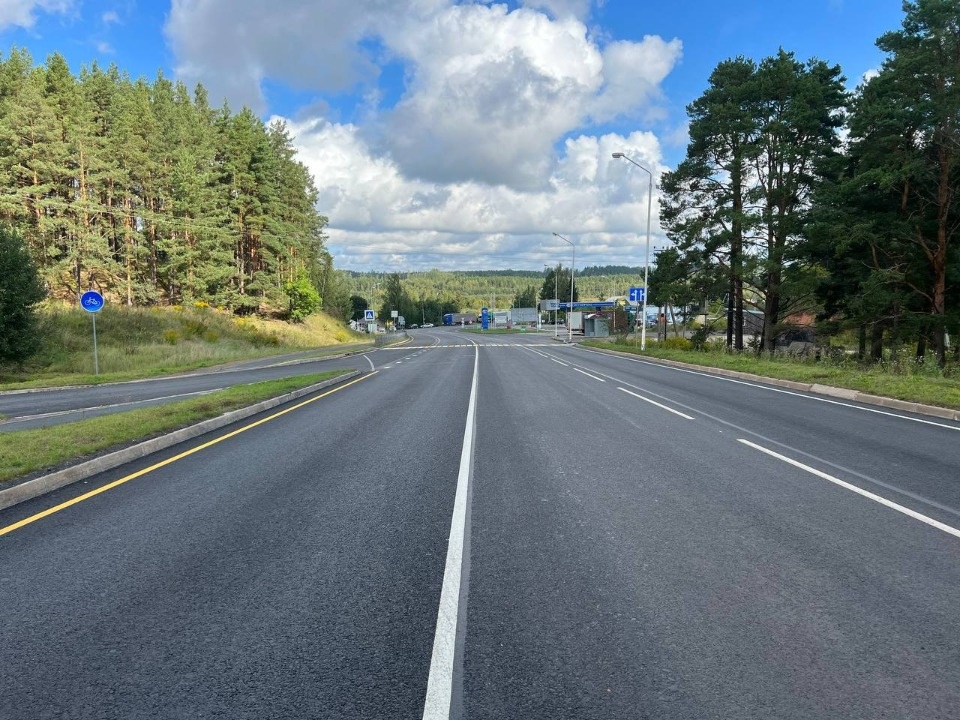 Ведущие к Псково-Печерскому монастырю дороги отремонтировали в Печорском районе