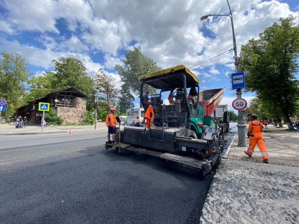 Для укладки асфальта в Пскове частично перекроют участок Октябрьского проспекта Для укладки асфальта в Пскове частично перекроют участок Октябрьского проспекта