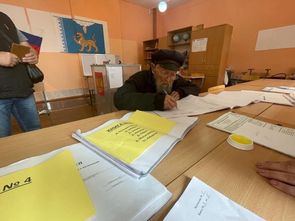 100-летний ветеран принял участие в выборах губернатора Псковской области