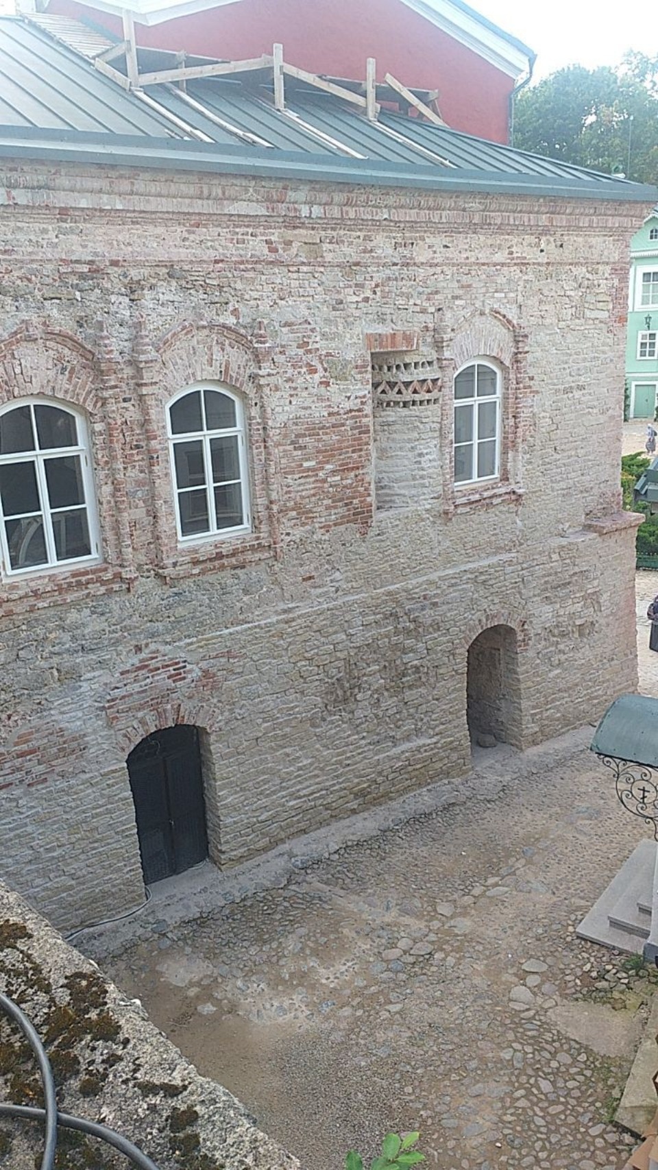 Алтарную часть на фасаде Благовещенской церкви обнаружили псковские реставраторы