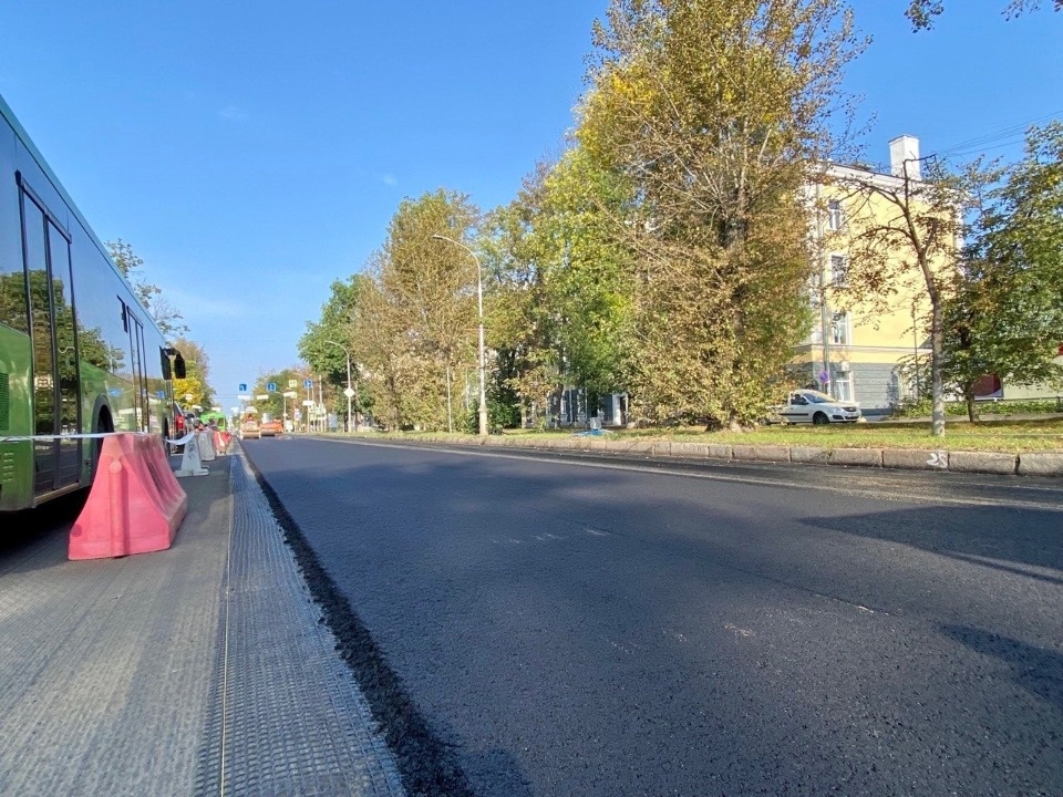 Выравнивающий слой выкладывают на участке Октябрьского проспекта в Пскове Выравнивающий слой выкладывают на участке Октябрьского проспекта в Пскове