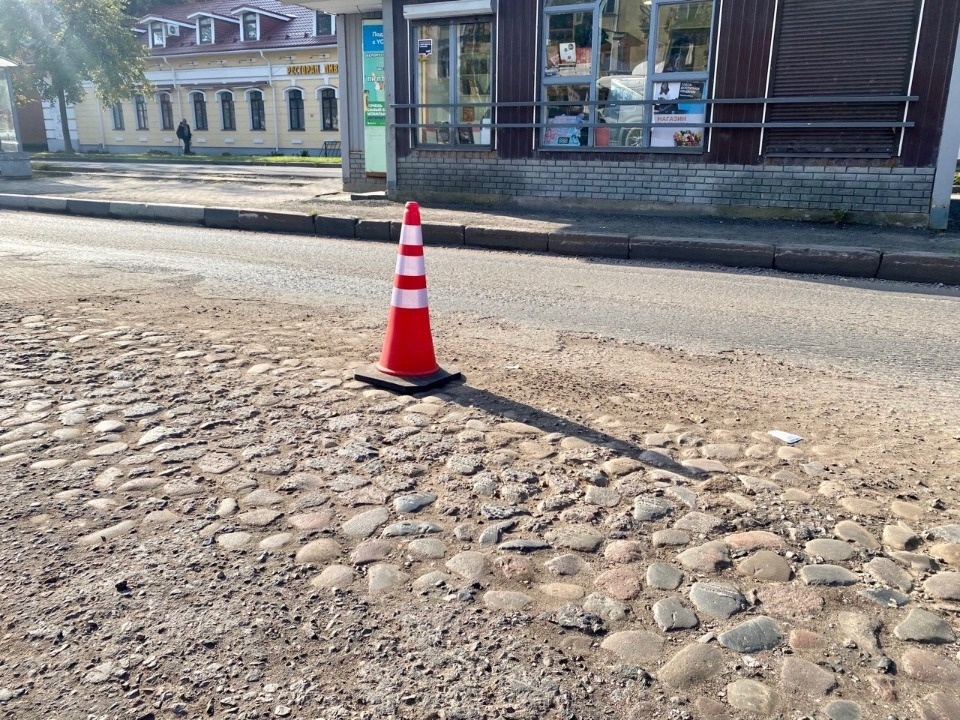 Выравнивающий слой выкладывают на участке Октябрьского проспекта в Пскове Выравнивающий слой выкладывают на участке Октябрьского проспекта в Пскове