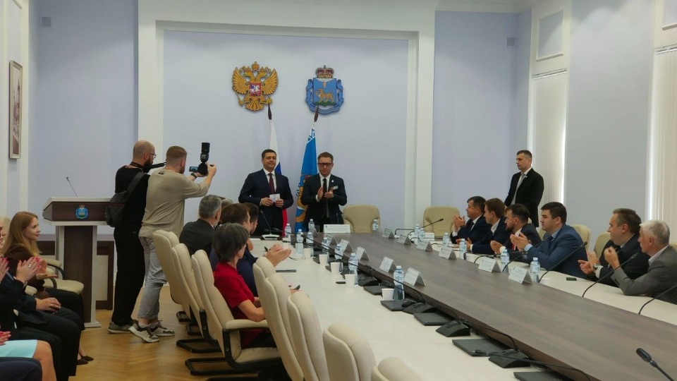 Михаилу Ведерникову вручили удостоверение губернатора Псковской области