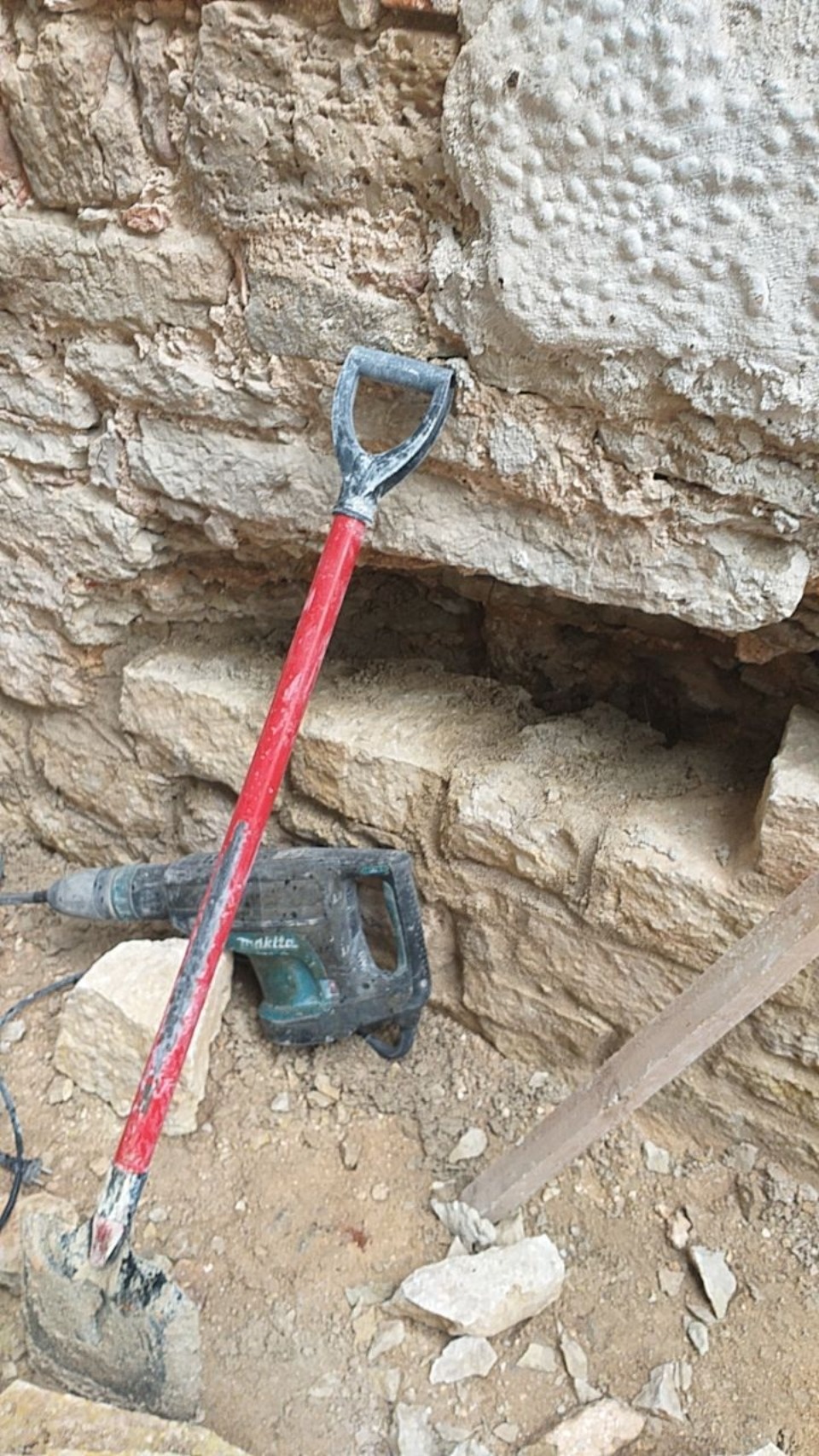 Очаги разрушения кладки обнаружили в ходе реставрации Сретенской церкви в Печорах 