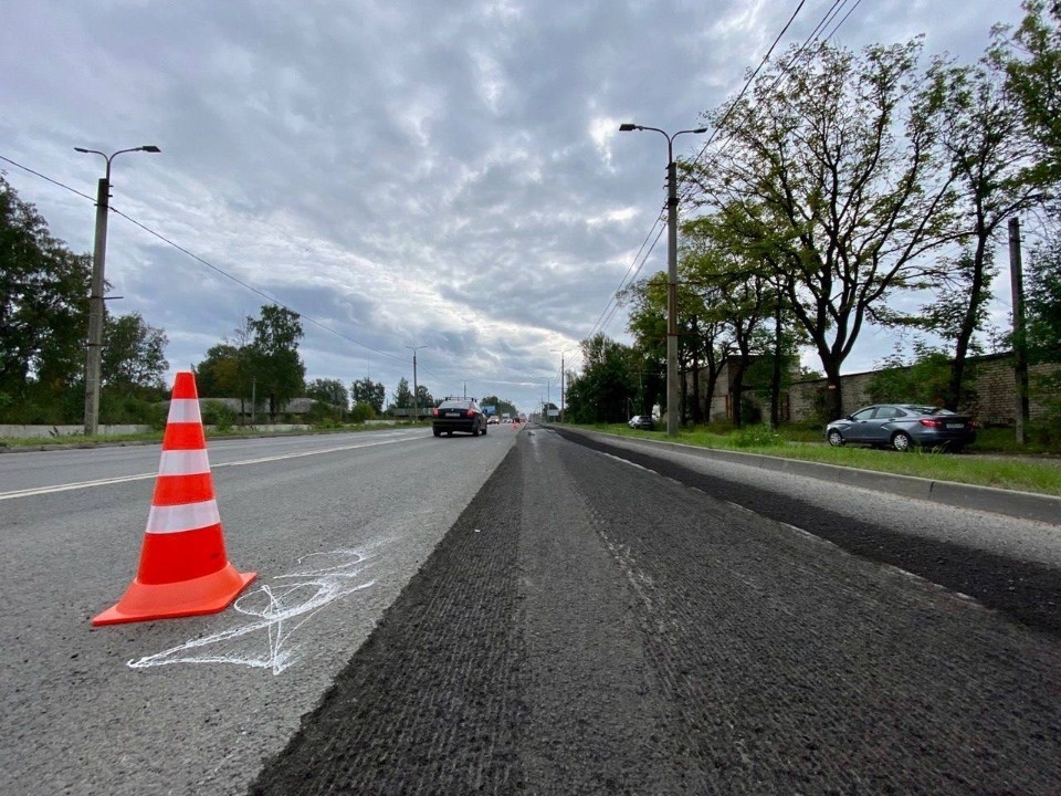 Ночью на Крестовском шоссе в Пскове ограничат движение из-за укладки асфальта 