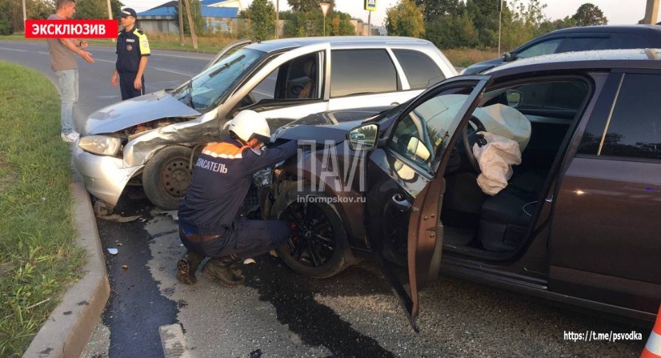 Два человека пострадали в ДТП на дамбе в Пскове Два человека пострадали в ДТП на дамбе в Пскове