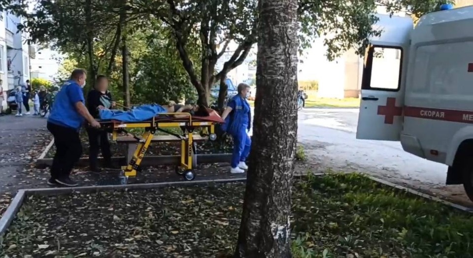 В Дно юноша выпал с окна В Дно юноша выпал с окна